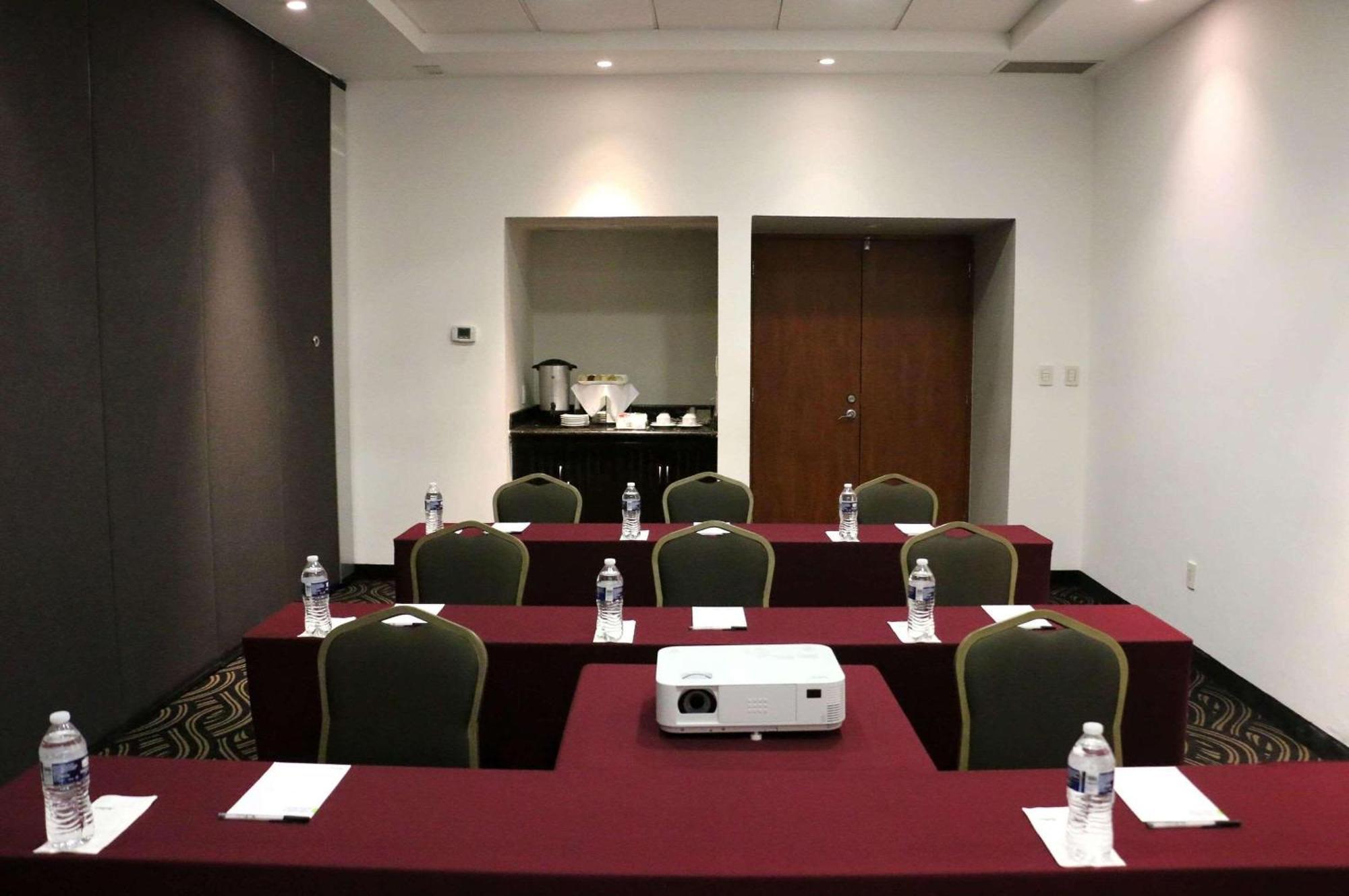 Radisson Poliforum Plaza Hotel Леон Екстериор снимка