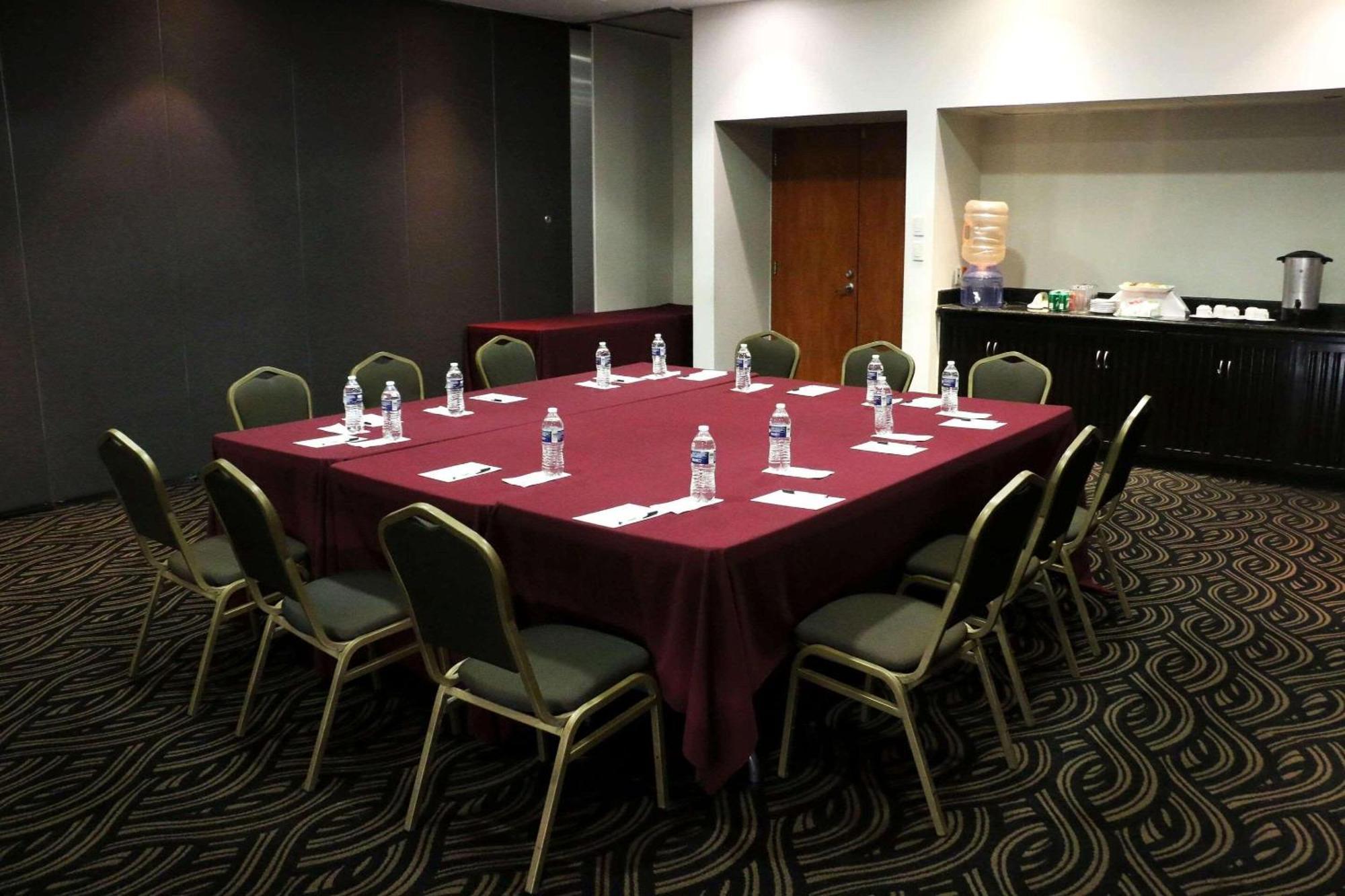 Radisson Poliforum Plaza Hotel Леон Екстериор снимка
