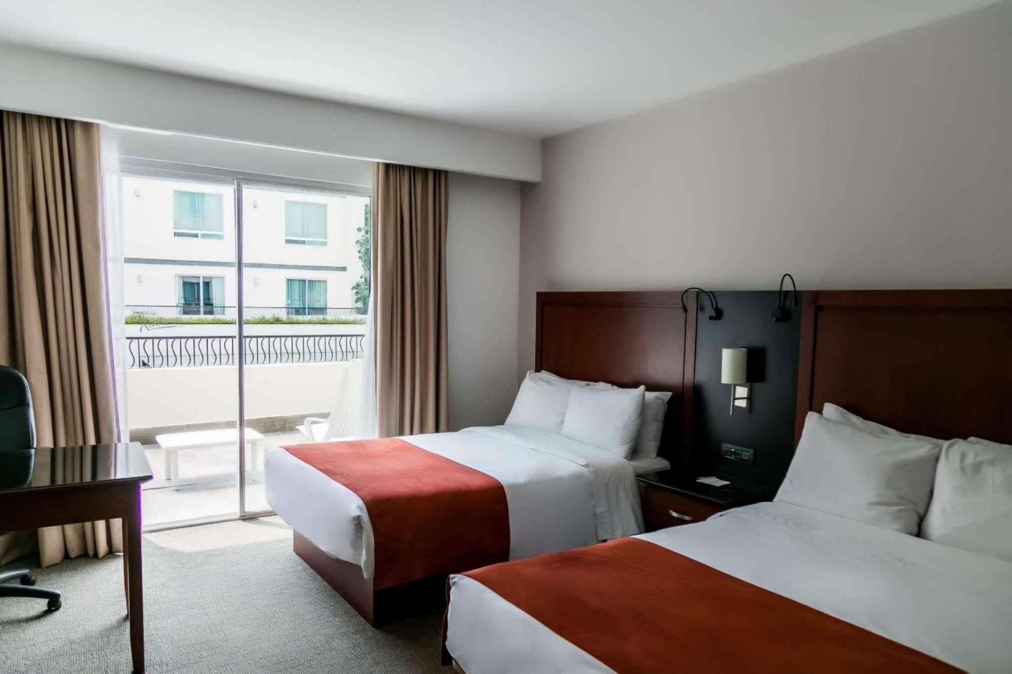 Radisson Poliforum Plaza Hotel Леон Екстериор снимка