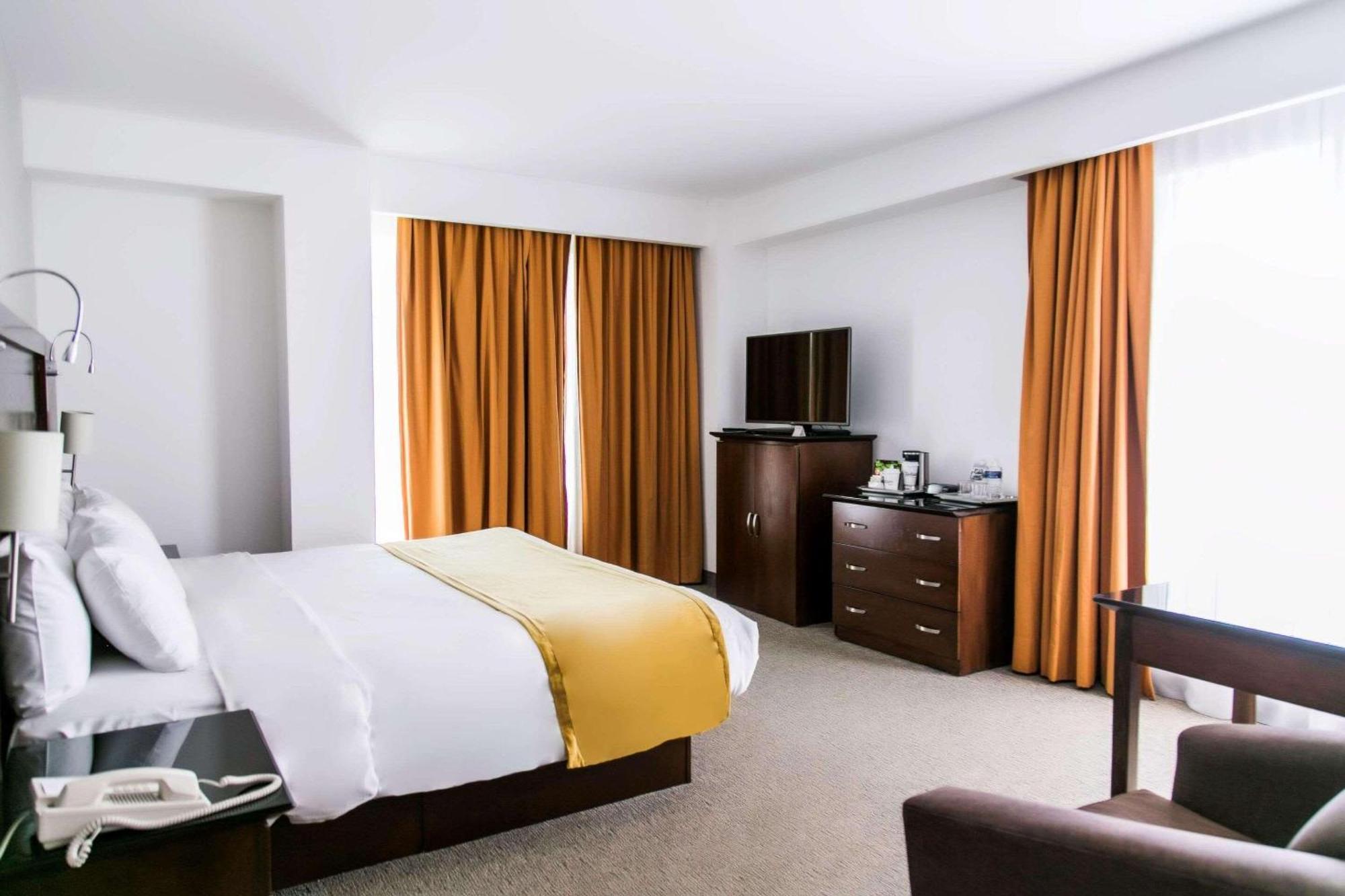 Radisson Poliforum Plaza Hotel Леон Екстериор снимка